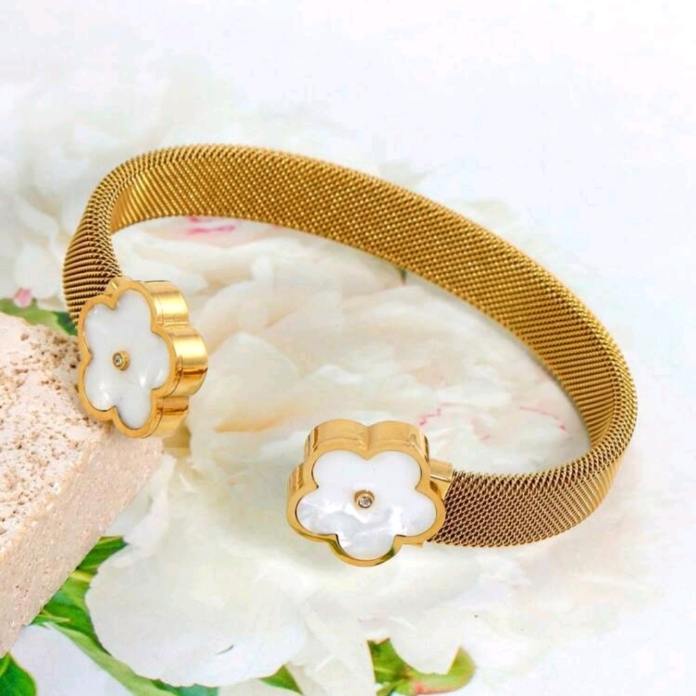 Elegant Gold and White Clover Bracelet